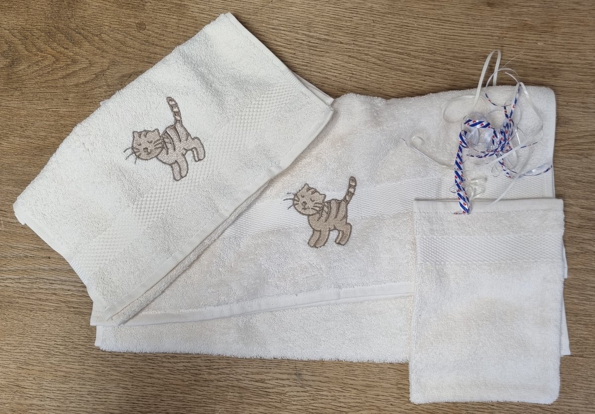 badhanddoek met geborduurde katjes