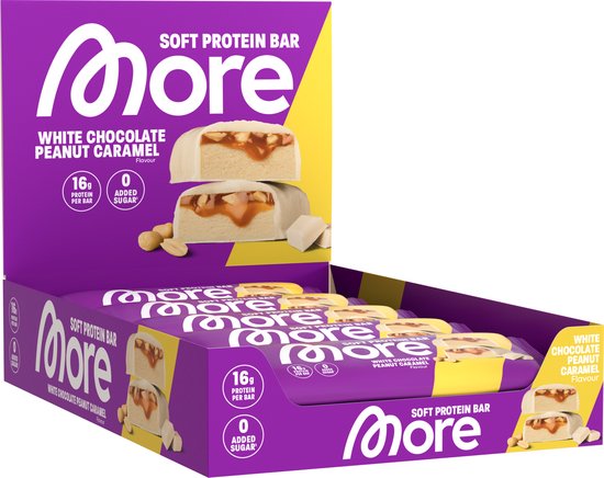 Een displaybox met MORE SOFT PROTEIN BAR "White Chocolate Peanut Caramel" met een paarse en gele achtergrond.