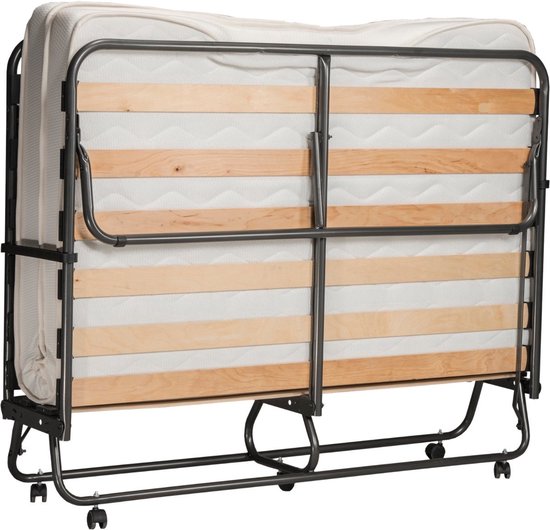 Uitgeklapt vouwbed met metalen frame en houten lattenbodem.