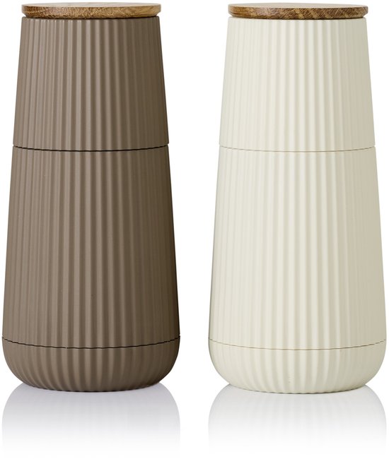 Een bruine en een lichtbeige peper- en zoutmolen met ribbelige textuur en houten deksels, geïsoleerd op witte achtergrond.