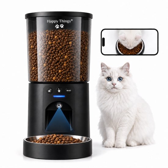 Zwarte Happy Things voerautomaat met een transparante silo vol brokken. Een witte kat zit ernaast met een RVS bakje brokken. Op een telefoon is een kat uit een bakje te zien.