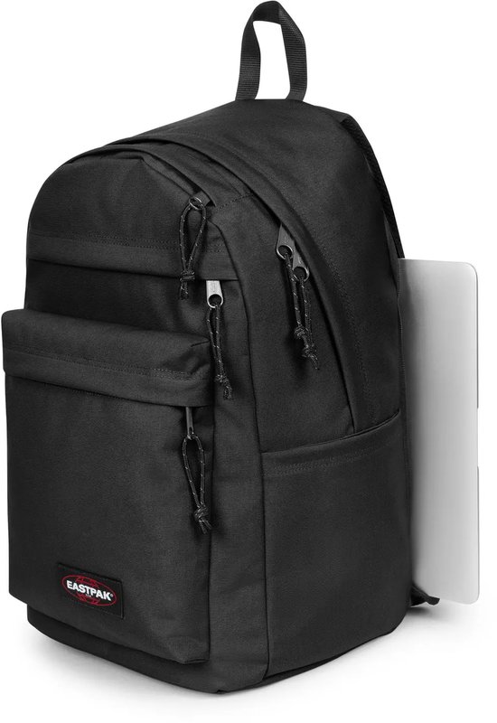 Zwarte Eastpak Day Pak'r Pro rugzak met een laptop die uit een zijvak steekt.