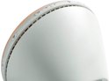 Detail van de zijkant van een witte wekker met oranje accenten en bedieningsknoppen.