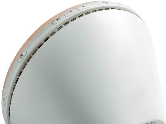 Detail van de zijkant van een witte wekker met oranje accenten en bedieningsknoppen.