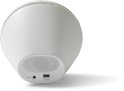 Witte wekker met aan de achterkant een speaker en poorten voor adapter en opladen.