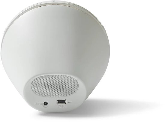 Witte wekker met aan de achterkant een speaker en poorten voor adapter en opladen.