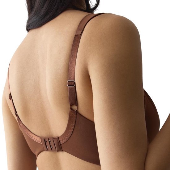 Achterzijde van een bruine Triumph minimizer-beha met verstelbare bandjes en haak-en-oogsluiting.