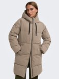Lange beige pufferjas met capuchon, ritssluiting en zwarte koordjes.