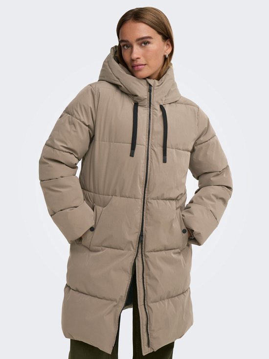 Lange beige pufferjas met capuchon, ritssluiting en zwarte koordjes.