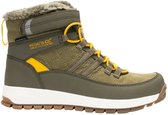 Groene, gewatteerde mid-top wandelschoen met gele accenten, gele veters, 'Regatta Great Outdoors' logo en klittenbandsluiting.