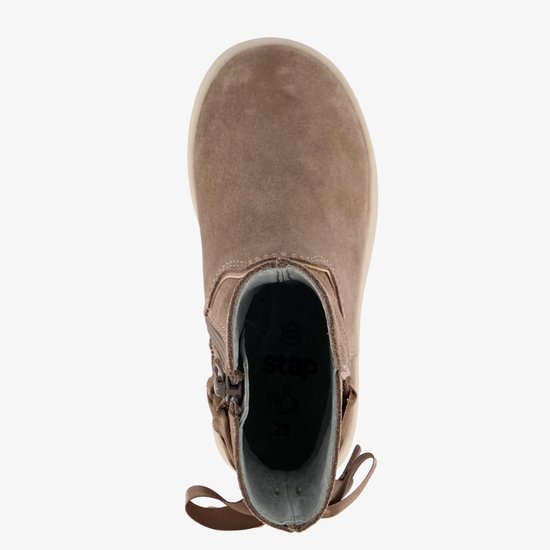 Bovenaanzicht van beige suède enkellaarsjes met rits, strik en merklogo 'Stap'.