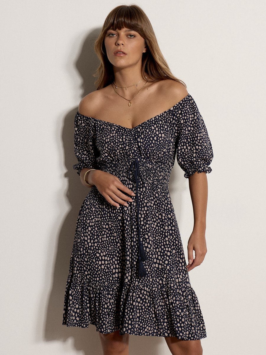 Mini-jurk met onregelmatige stippen en Bardot-hals