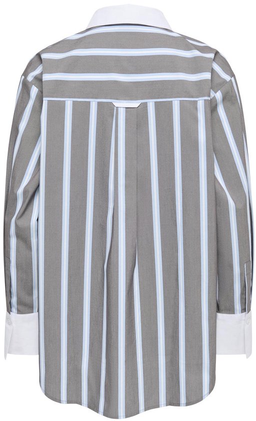 Grijze blouse met lichtblauwe strepen, witte boorden en kraag.