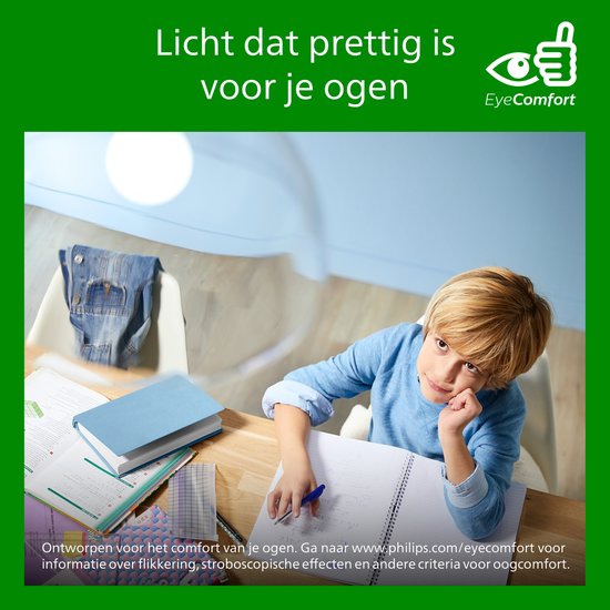 Jongen leest in een notitieboekje bij een bureau, met EyeComfort logo.