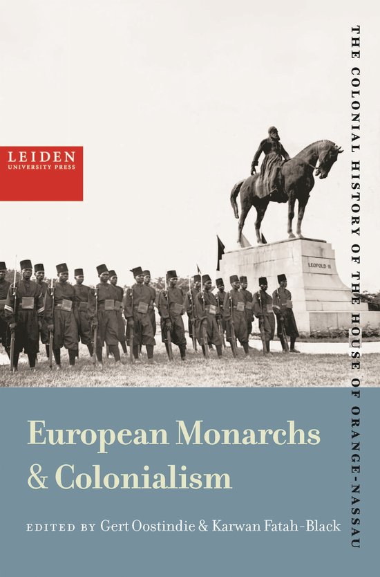 De kaft van het boek 'European Monarchs & Colonialism' toont een historische foto van een standbeeld van Leopold II te paard, omringd door militairen. Titel en ondertitel in het Engels.