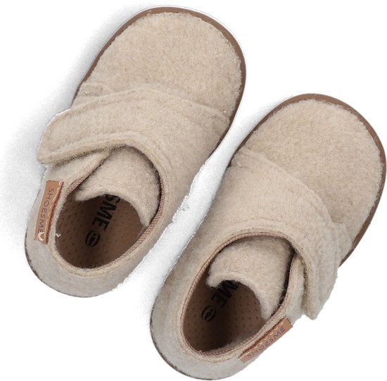 Beige vilten sloffen van Shoesme met klittenbandsluiting.