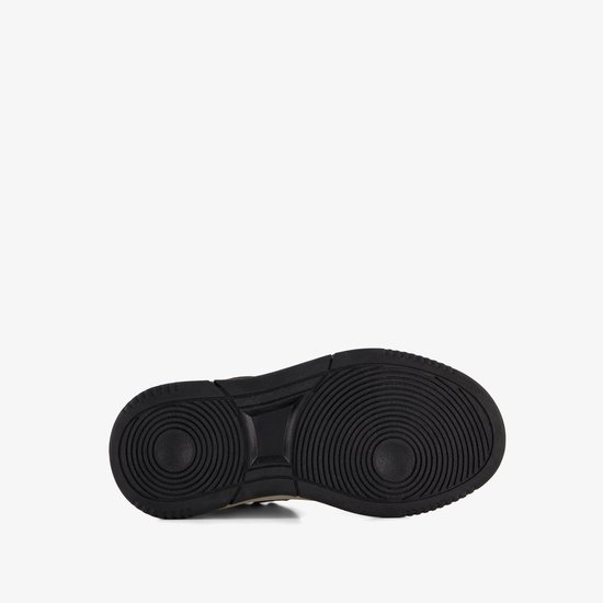Zwarte buitenzool van bruine hoge sneaker met cirkelvormig profiel.