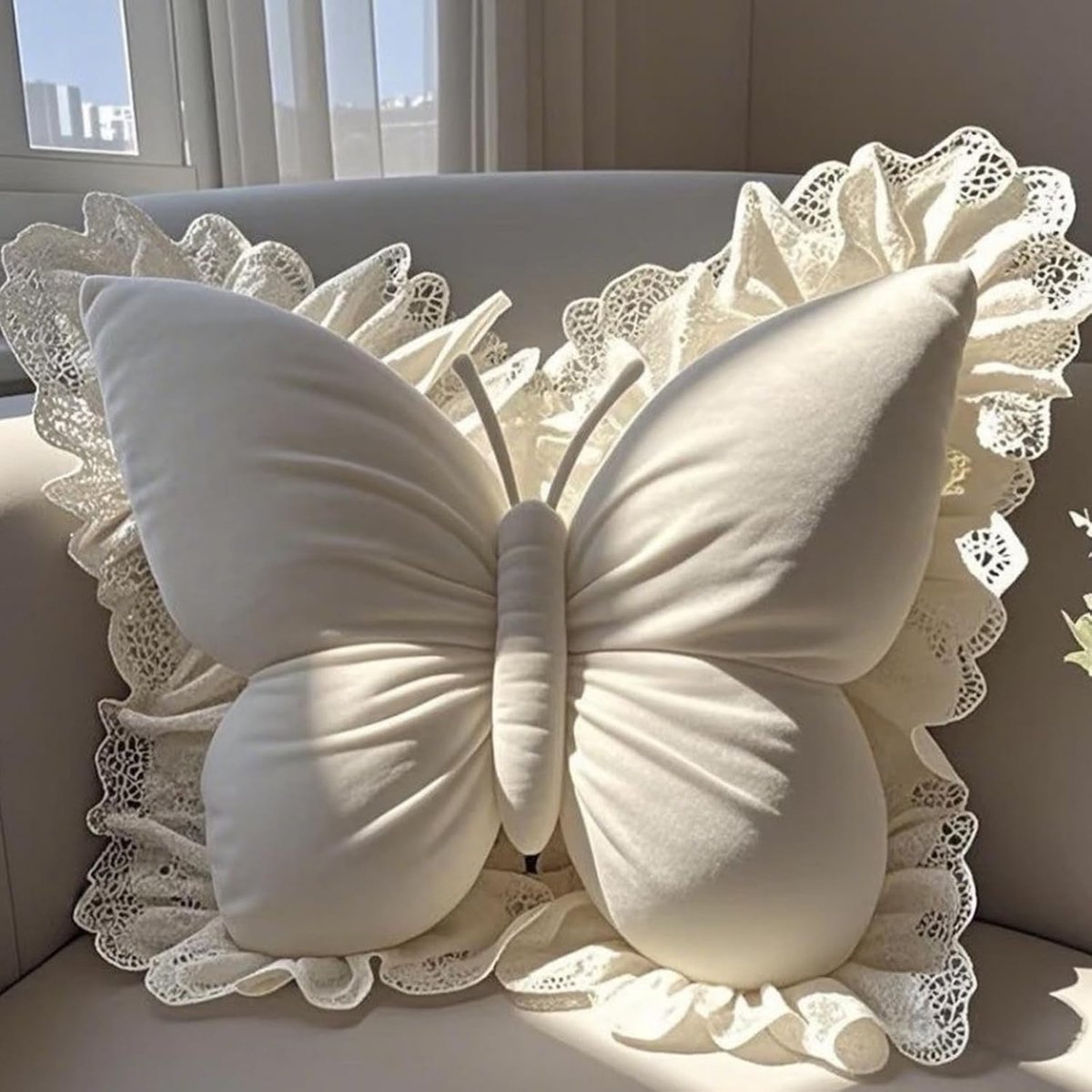 LISM-Een vlinderkussen met kanten versieringen, een schattig vlindervormig decoratief kussen Geschikt voor in huis, wit, 31×43 cm.