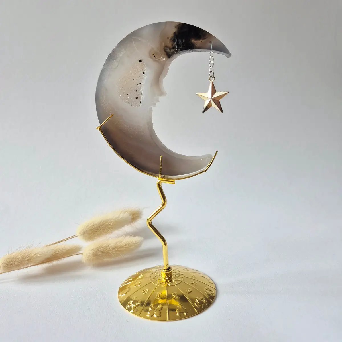 Druzy Grijze Agaat Maan op Goudkleurige Standaard – 10cm #20 - Edelsteen Gezicht Gravure Spiritueel Interieur
