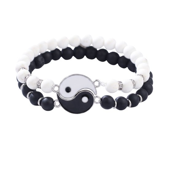 Een set van twee yin yang armbanden, een met zwarte en een met witte kralen.