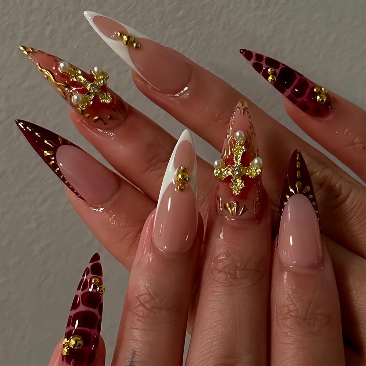 Adhesive nagels medium - amandelvormig - 3D gouden kruis bordeaux - perfect voor dagelijks gebruik - ShopVlot