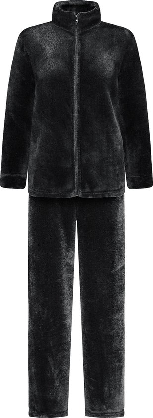 Zwarte fleece pyjamaset, bestaande uit een vest met ritssluiting en een pyjamabroek, tentoongesteld.