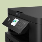 Zwarte Epson printer met een kantelbaar touchscreen met bedieningsknoppen.