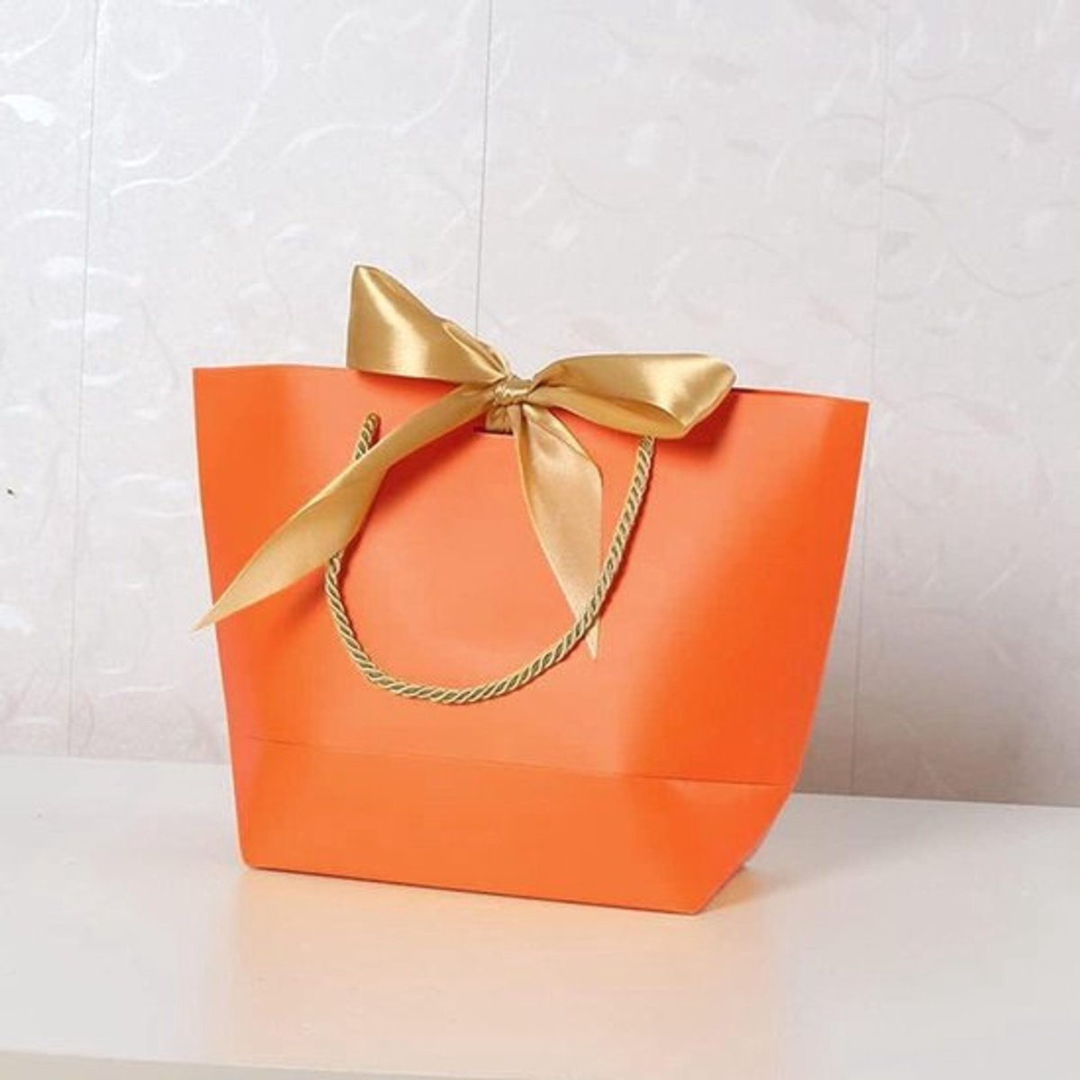 - Cadeauzakken met handgrepen - Papieren zakken - 21x14x16x7 cm - Verpakken van cadeaus - Verjaardag, bruiloft, feest - Geschikt voor alle gelegenheden - Oranje, 4 stuks