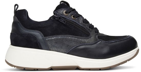 Donkerblauwe leren en suède sneaker met rits, witte zool en bruine accenten.