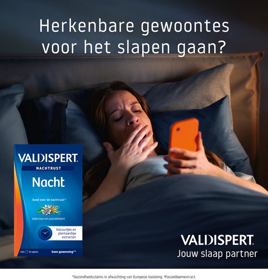 Vrouw gaapt in bed met telefoon. Doos Valdispert Nachtrust: goed voor de nachtrust. Jouw slaap partner.
