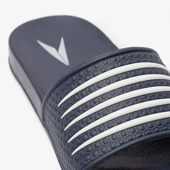 Donkerblauwe badslippers van Dutchy met witte strepen en een honingraatpatroon op de band.