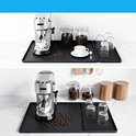 Zwarte siliconenmat met afneembaar rooster, toont een koffiezetapparaat met koffiebonen en glazen.