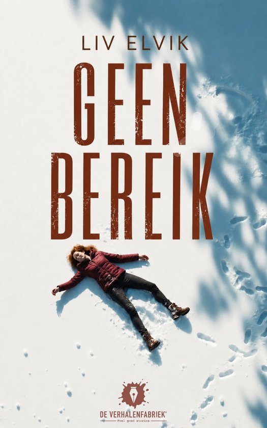 Een vrouw met rood haar ligt op de sneeuw, met een donkerrode jas aan. Titel: GEEN BEREIK.