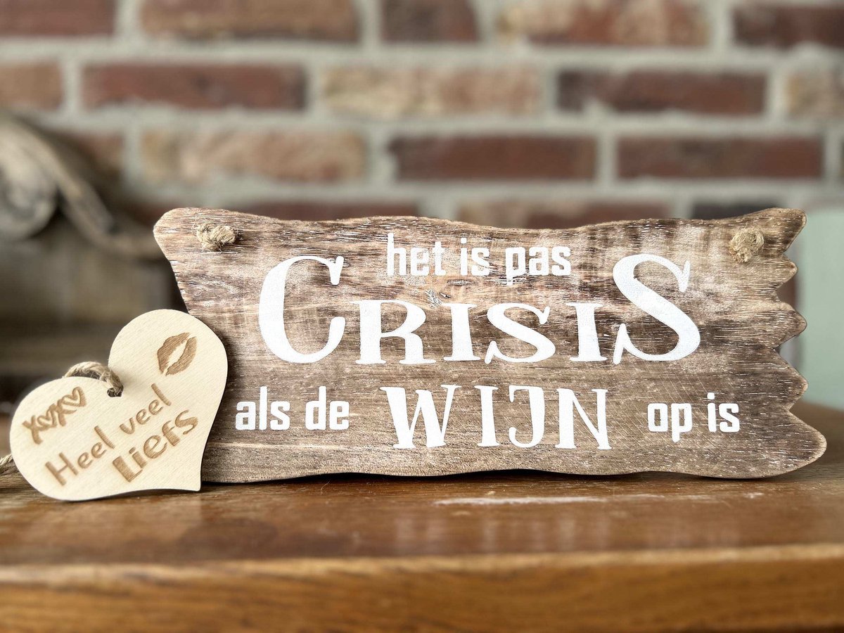 Creaties van hier - crisis als wijn op is - met houten hartje - 12x30 cm - tekstbord - wandbordje