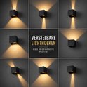 Collage van negen afbeeldingen van een zwarte, kubusvormige wandlamp die licht naar boven en beneden schijnt in verschillende hoeken. Tekst: Verstelbare lichthoeken. Kies je gewenste positie.