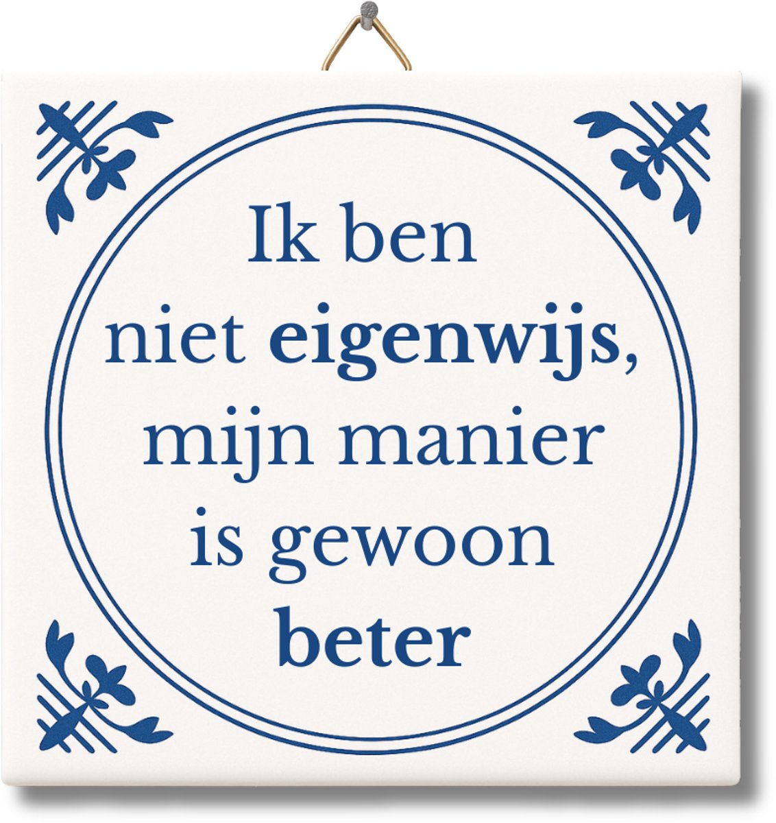 Tegeltje met Tekst van NietMokken® – Ik ben niet eigenwijs, mijn manier is gewoon beter – Grappig Spreuk Tegeltje – Cadeau voor vriend, vriendin of collega – Met ophanghaakje – Inclusief premium verpakking, gratis viltje en ansichtkaart – Glossy