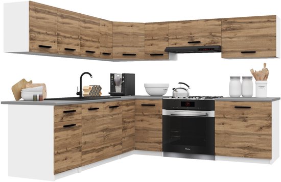L-vormige keukenopstelling met houten onder- en bovenkasten, grijs aanrechtblad en witte zijpanelen.