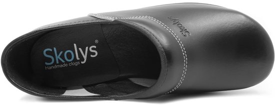 Zwarte Skolys klomp met witte stiksels, van bovenaf en schuin gezien. De tekst 'Skolys Handmade clogs' is zichtbaar.