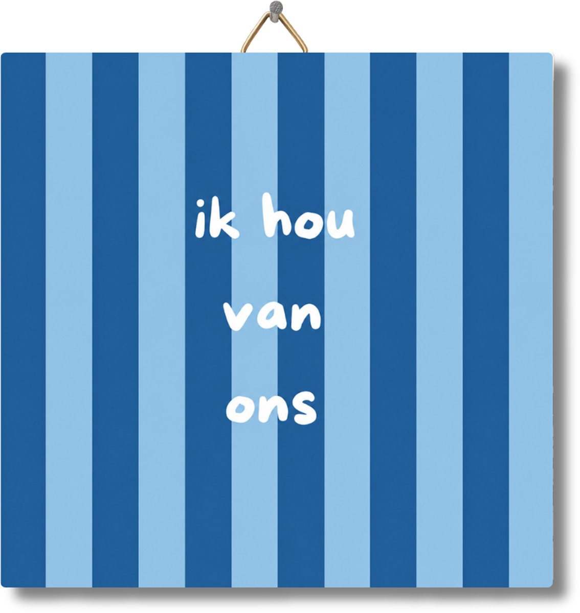 Tegeltje met Tekst van NietMokken® – Ik hou van ons – Liefde Tegeltje – Romantisch Cadeau voor partner, vriend of vriendin – Met ophanghaakje – Inclusief premium verpakking, gratis viltje en ansichtkaart – Glossy