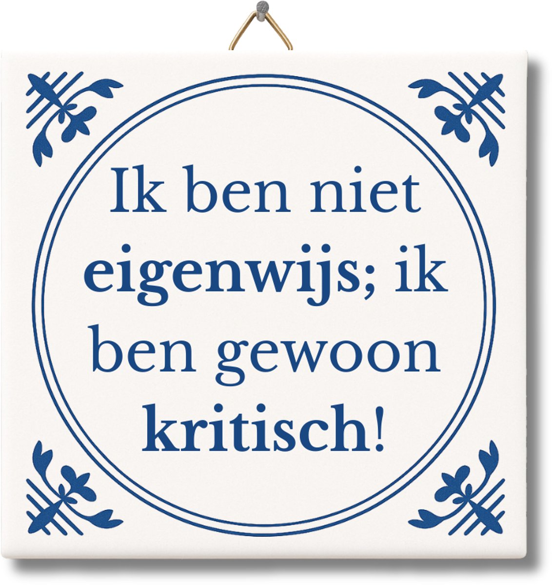 Tegeltje met Tekst van NietMokken® – Ik ben niet eigenwijs; ik ben gewoon kritisch! – Grappig Spreuk Tegeltje – Cadeau voor collega, vriend of vriendin – Met ophanghaakje – Inclusief premium verpakking, gratis viltje en ansichtkaart – Glossy