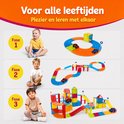 Drie fases van het bouwen van een magnetische racebaan met kinderen en auto's. Tekst: "Voor alle leeftijden".