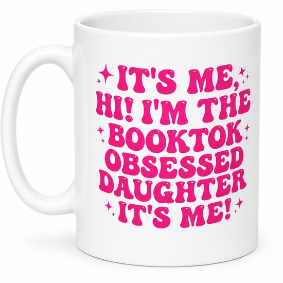 Witte mok met roze tekst: IT'S ME, HI! I'M THE BOOKTOK OBSESSED DAUGHTER, IT'S ME!