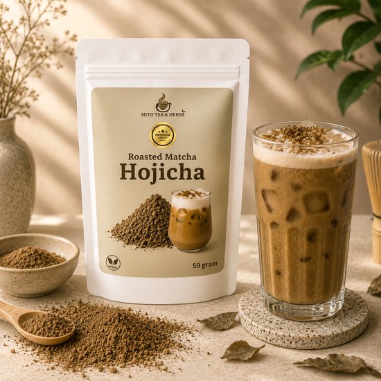 Verpakking Roasted Matcha Hojicha met 50 gram poeder, een kom matcha en een glas ijsthee met schuim.