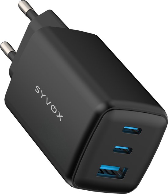 Zwarte Syvox oplader met twee blauwe USB-C poorten en één blauwe USB-A poort.