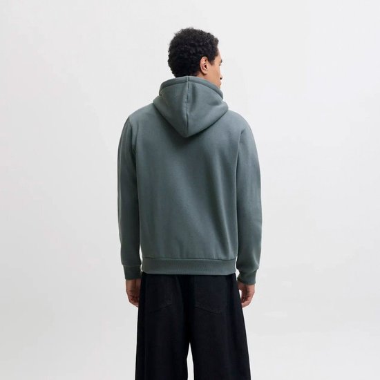 Man van achteren gezien in een effen grijze hoodie.