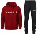 Rode hoodie met 'VIBES' opdruk en zwarte joggingbroek met 'VIBES' opdruk.