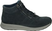 Zijaanzicht van donkerblauwe suède sneaker met ritssluiting en grijze zool.