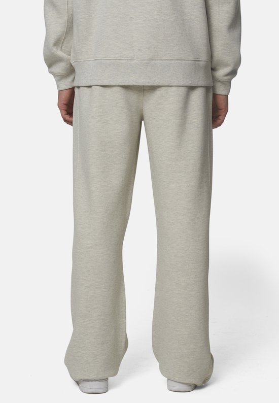 Achterkant van een grijze 'GOODFORNOTHING' joggingbroek.