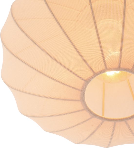 Beige, ovale lampenkap met een geribd patroon en een open bodem.
