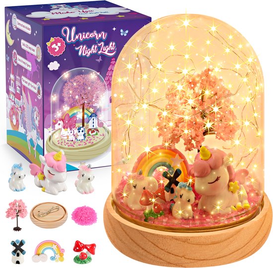 Eenhoorn nachtlampje met een gezin van eenhoorns, een bloeiende boom, regenboog, molen en paddestoel in een glazen stolp op een houten basis.